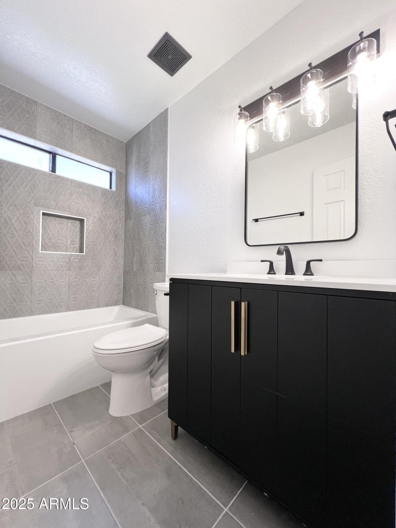 Hallway Bathroom Pic2