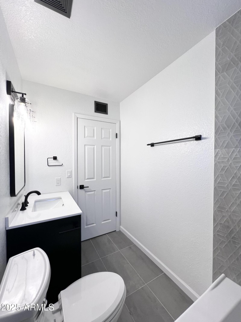 Hallway Bathroom Pic3