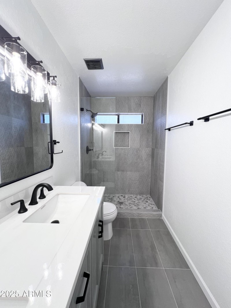 Main Room Bathroom Pic2