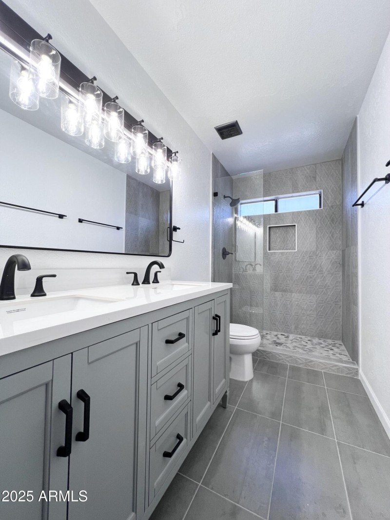 Main Room Bathroom Pic3