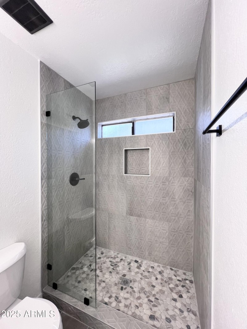 Main Room Bathroom Pic1