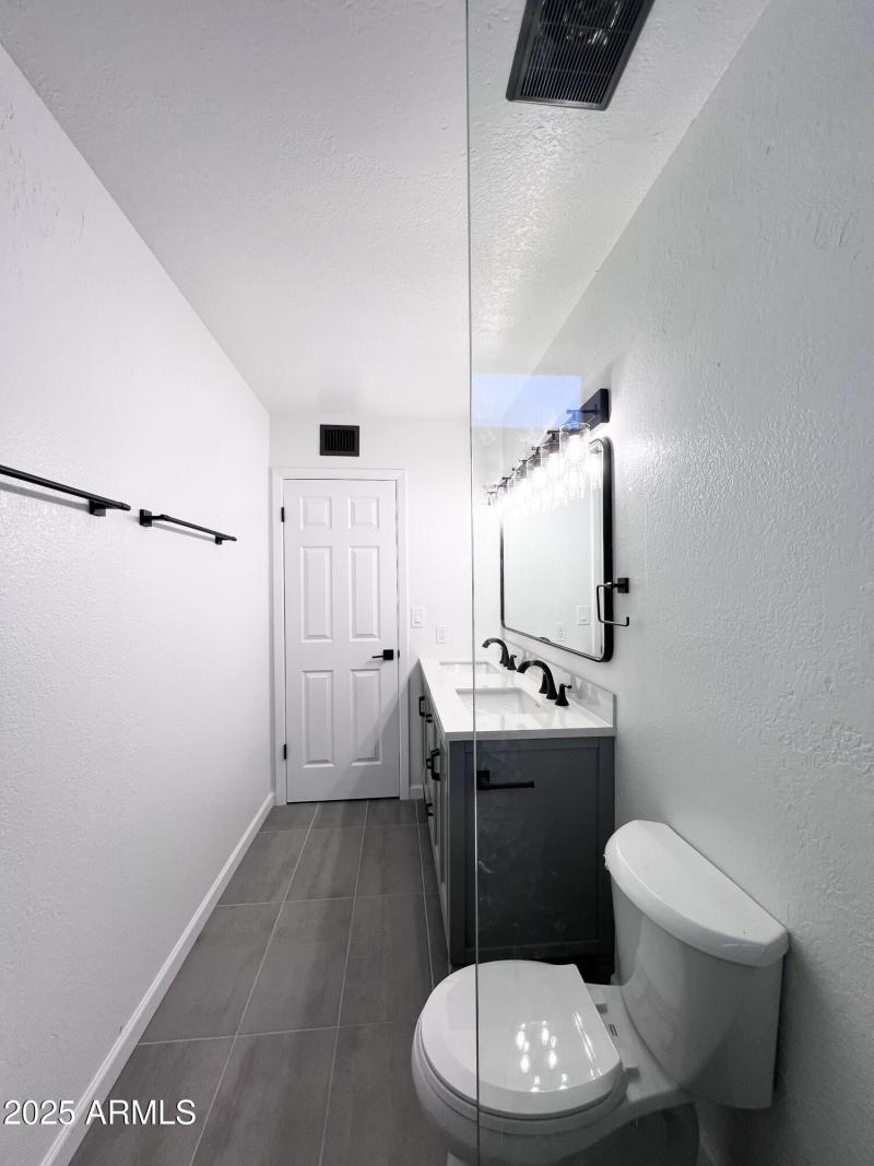 Main Room Bathroom Pic3