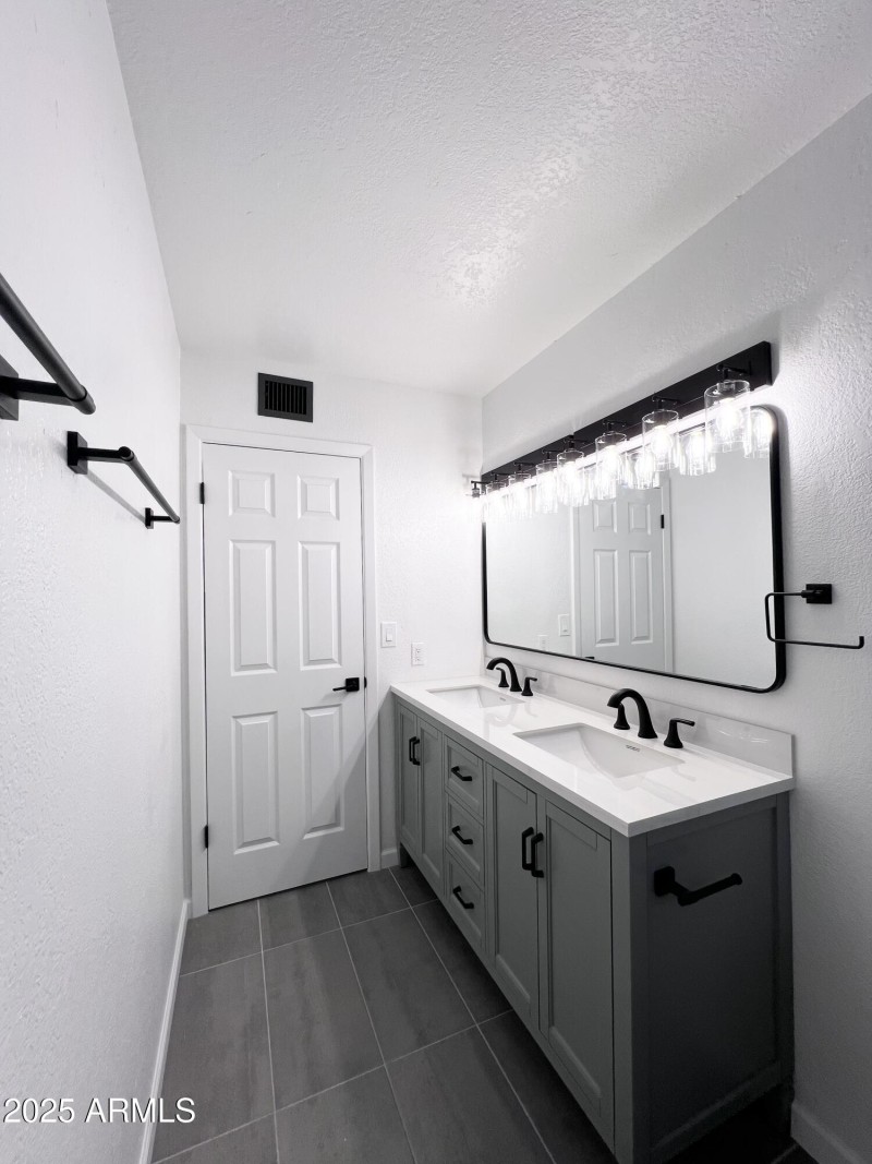 Main Room Bathroom Pic4