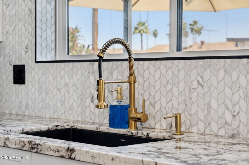 48-web-or-mls-6907-e-willetta-st