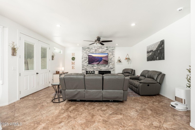 13 W Silverwood Dr - 16