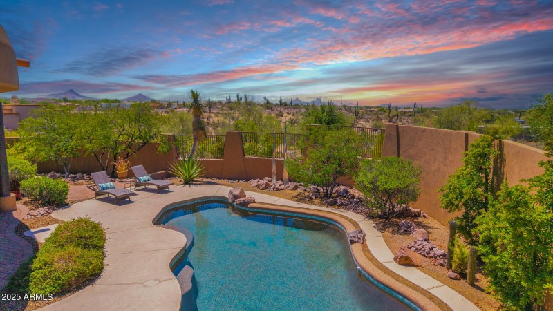 Incredible Views, Hilltop