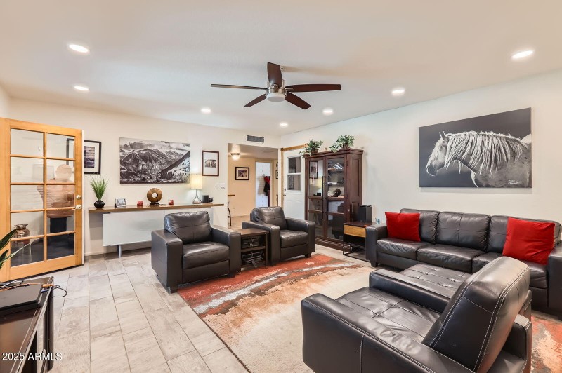 3924 E Cortez ST, - Web Quality - 015 -