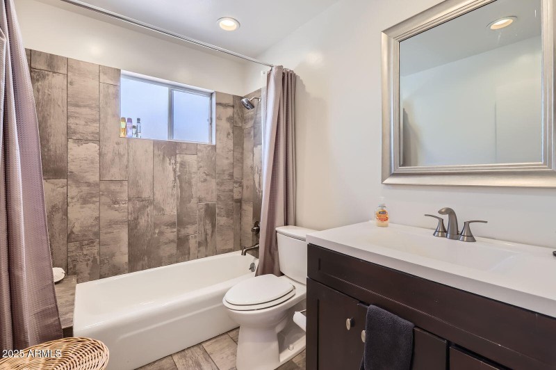 3924 E Cortez ST, - Web Quality - 022 -