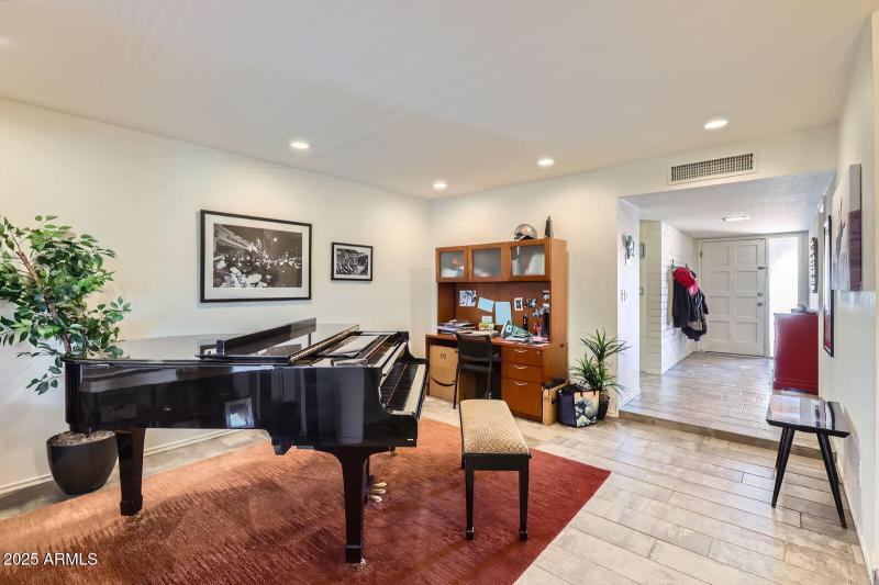 3924 E Cortez ST, - Web Quality - 004 -