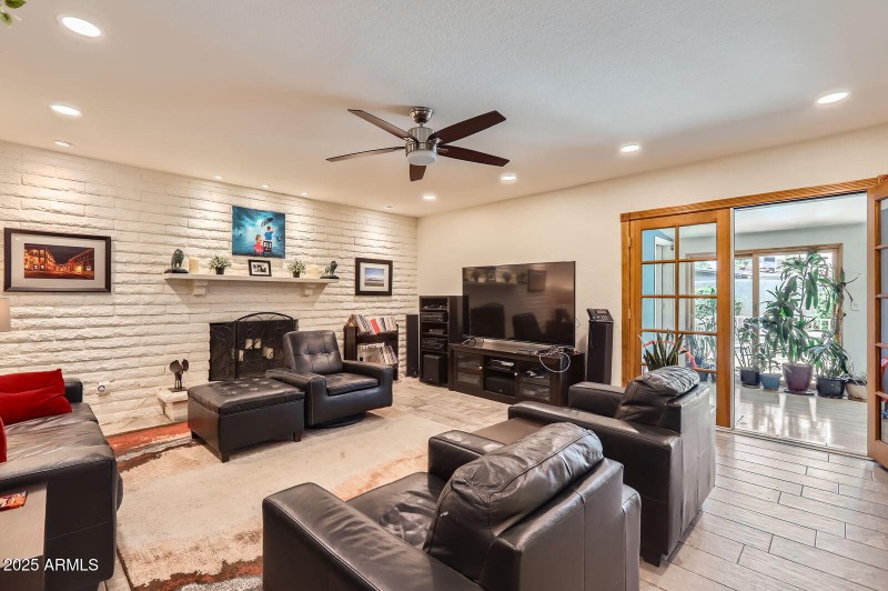 3924 E Cortez ST, - Web Quality - 014 -