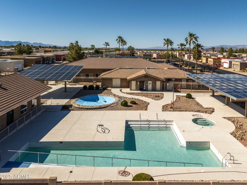 Clubhouse w/pool and spa