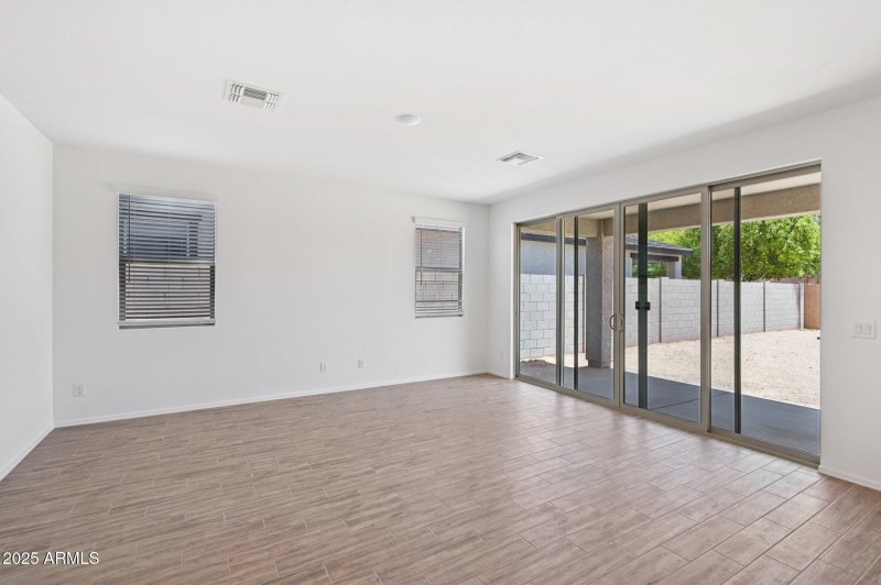 5-web-or-mls-S 240th Ln-1106-005