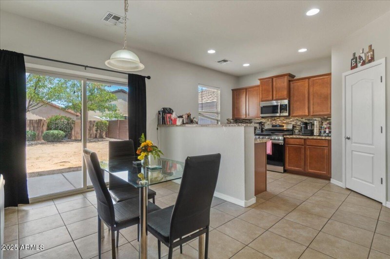 10-Dining and Kitchen