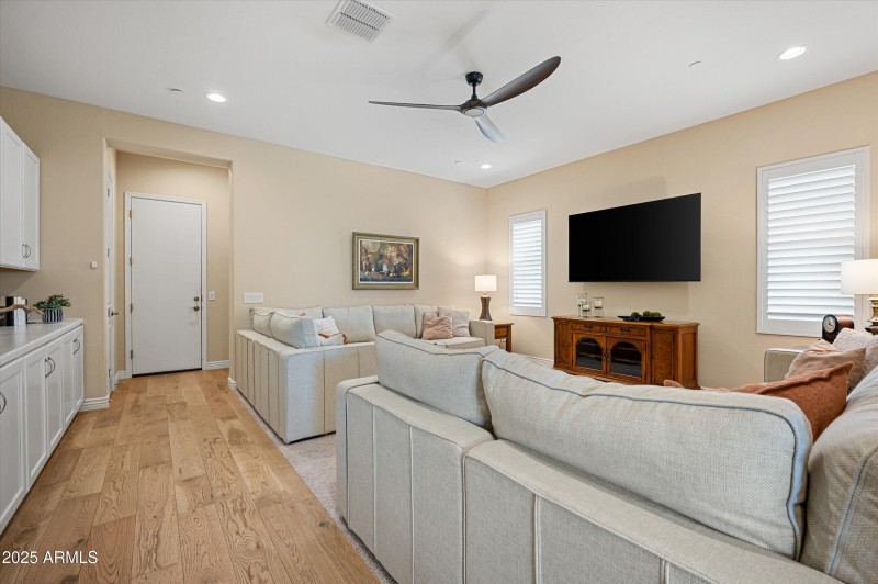 21-8651WArtemisaAve-21