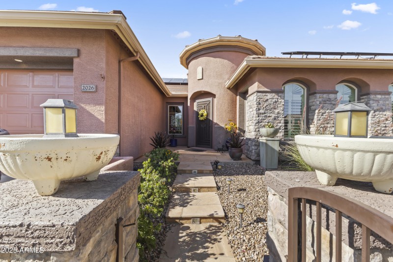 PRIVATE FRONT COURTYARD