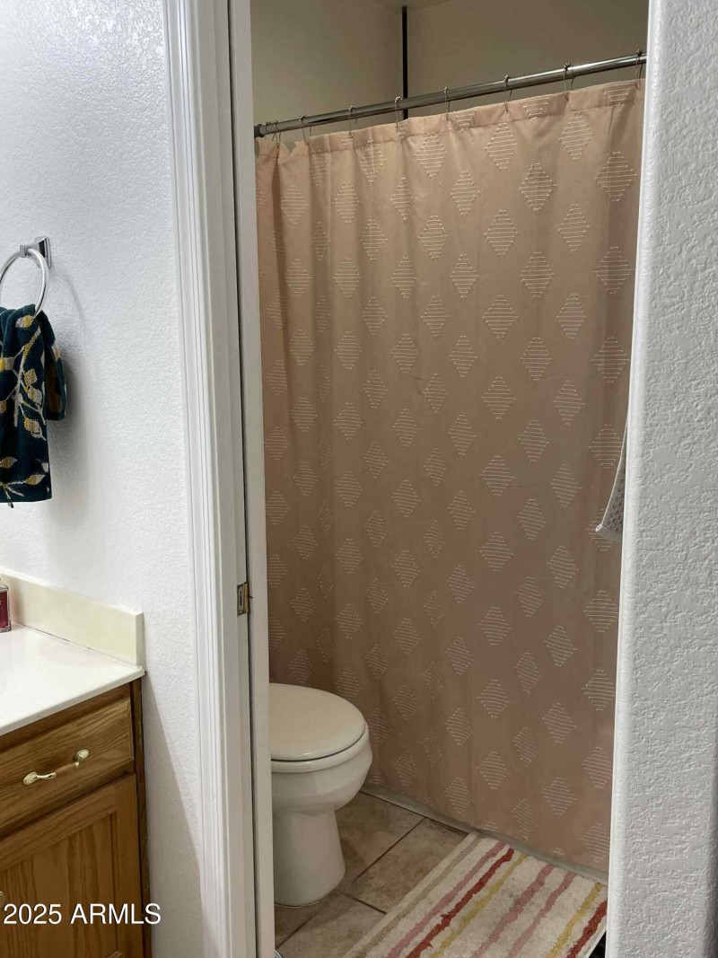 Upstairs hall bathroom photo 2