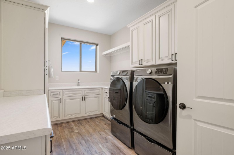 29-Laundry Room (2)