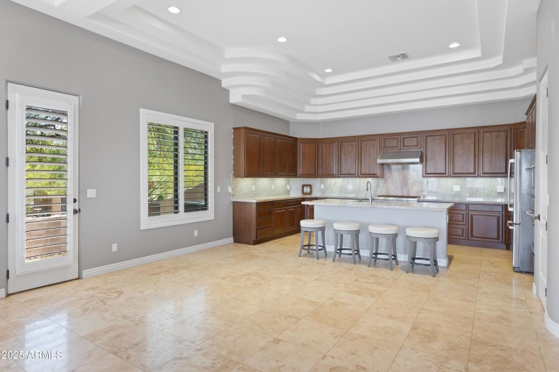Kitchen w/ Breakfast Bar