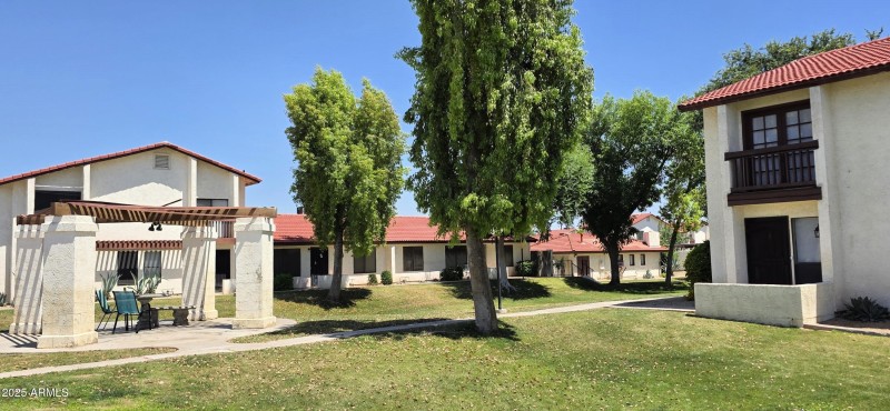 Front & Side Yard (5)