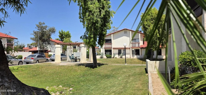 Front & Side Yard (6)