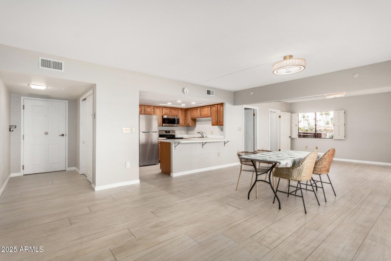 B112_Entry_Living_Kichen_Area