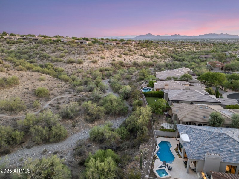 Private backyard- no neighbors behind!