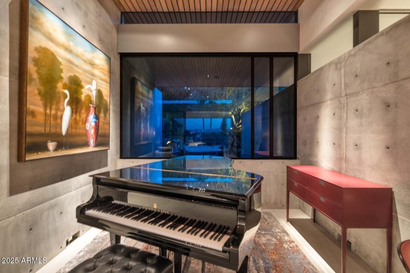 4446 E Mockingbird Ln-large-020-050-4446