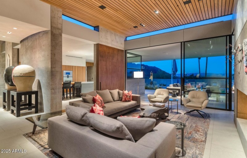 4446 E Mockingbird Ln-large-022-035-4446