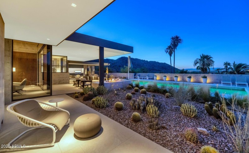 4446 E Mockingbird Ln-large-035-010-4446