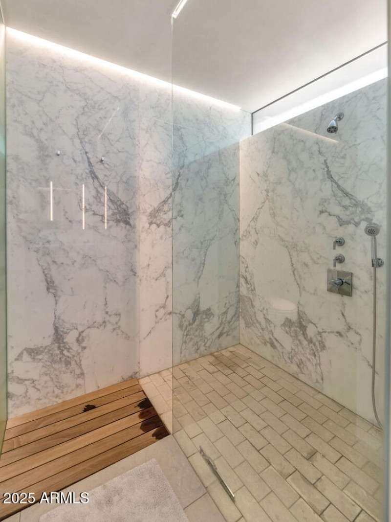 4446 E Mockingbird Ln-large-041-045-4446