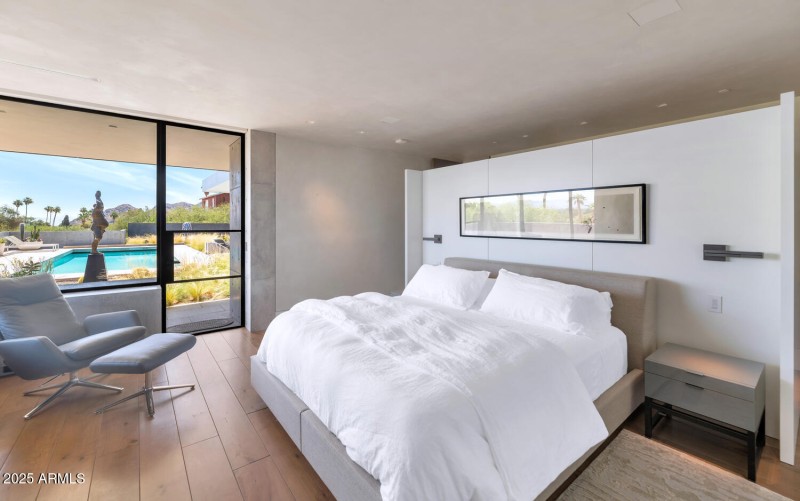 4446 E Mockingbird Ln-large-045-020-4446