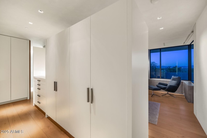 4446 E Mockingbird Ln-large-046-027-4446