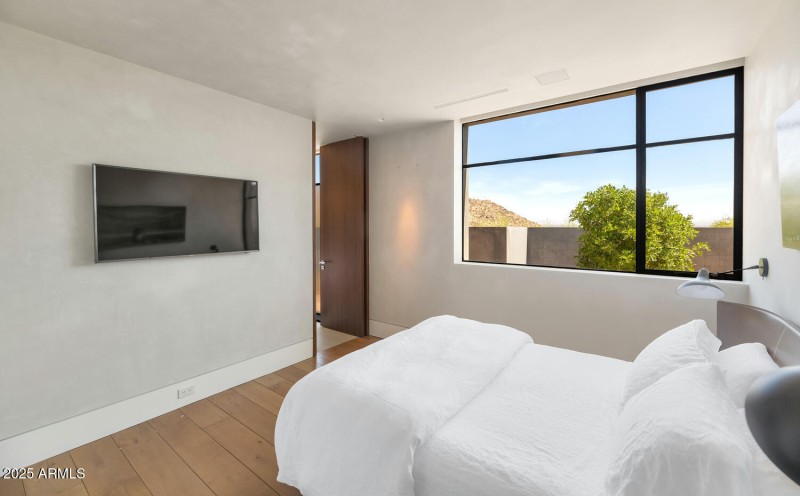 4446 E Mockingbird Ln-large-049-007-4446