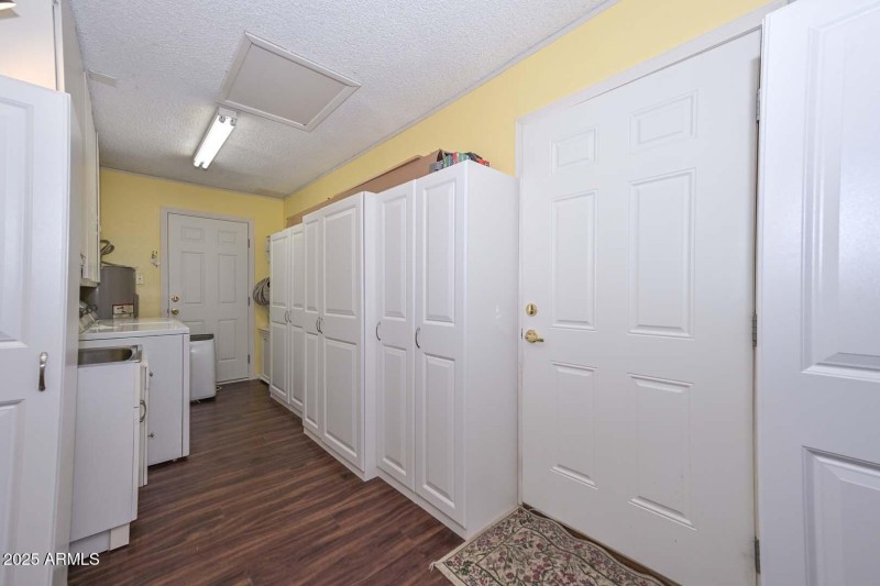 Laundryk Room2