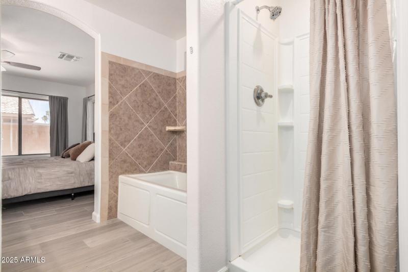 Ensuite jacuzzi Tub & walk in Shower