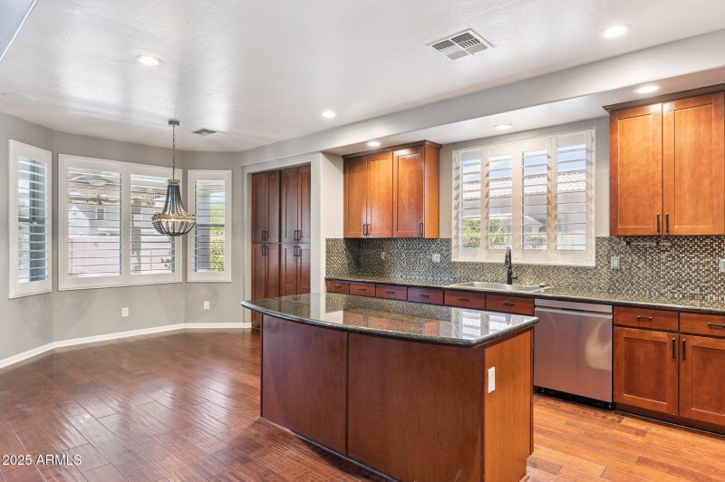 17-web-or-mls-20226-n-madison-dr