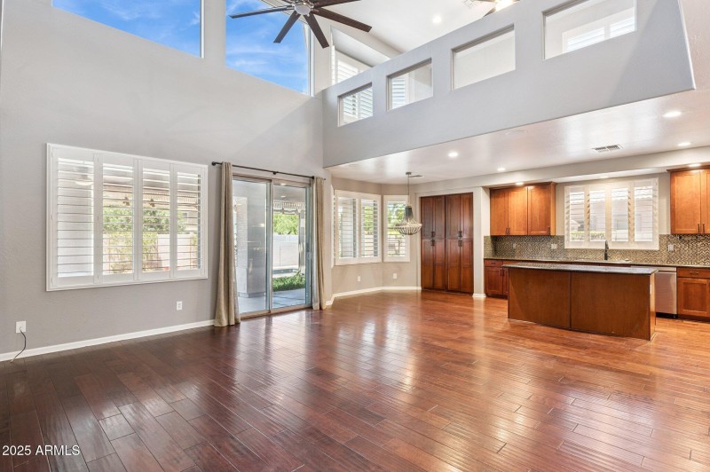 13-web-or-mls-20226-n-madison-dr