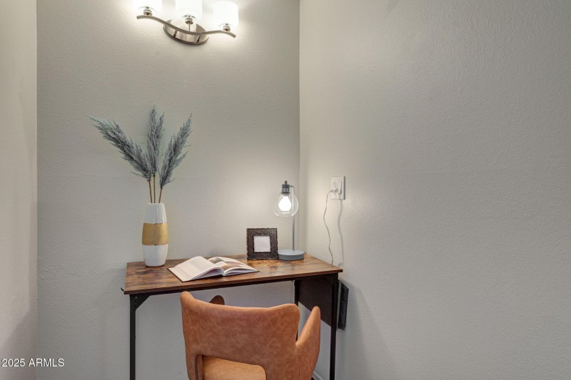 23-web-or-mls-6833-e-osborn-rd-e