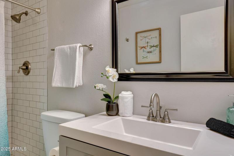 31-web-or-mls-6833-e-osborn-rd-e