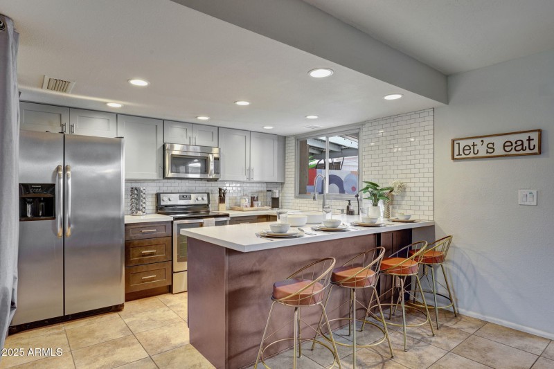 13-web-or-mls-6833-e-osborn-rd-e