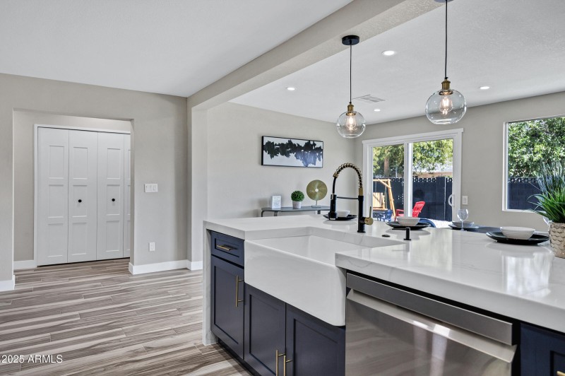 2509 E Meadowbrook Ave-13