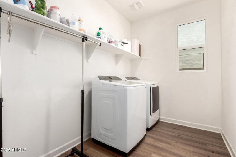 Washer & Dryer convey with purchase!