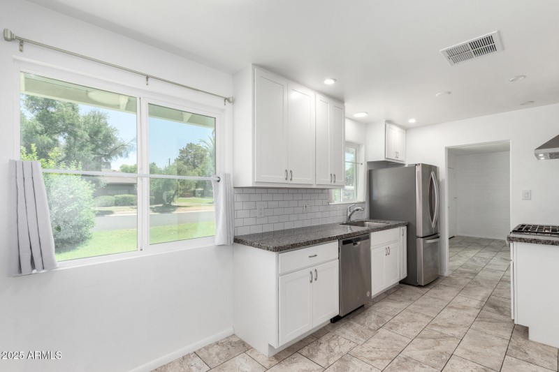 Breakfast Area & Kitchen