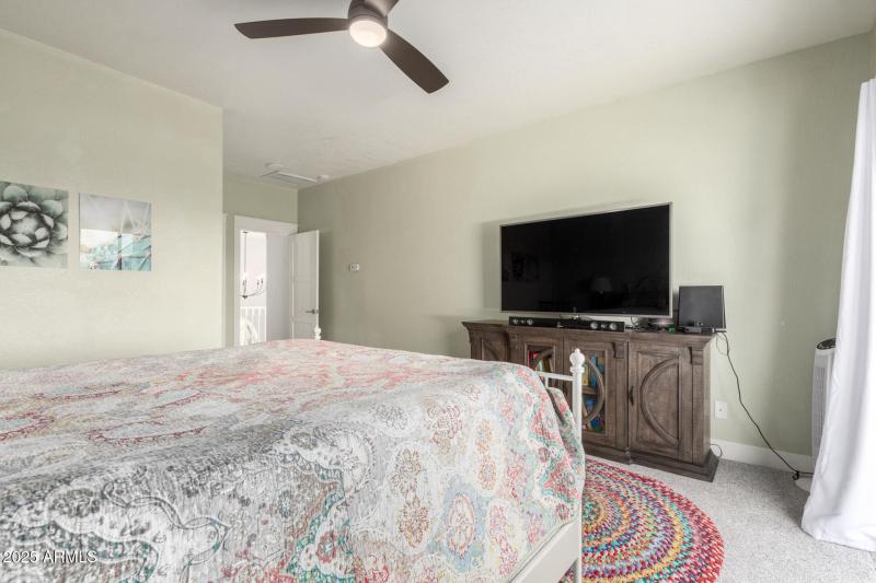 Upstairs 2nd Master w/ Ensuite Bathroom