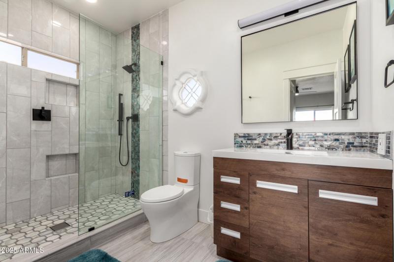 Upstairs 2nd Master En Suite Bathroom