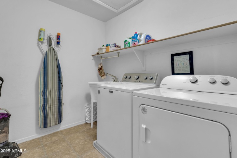 742 E Kingbird Dr-23