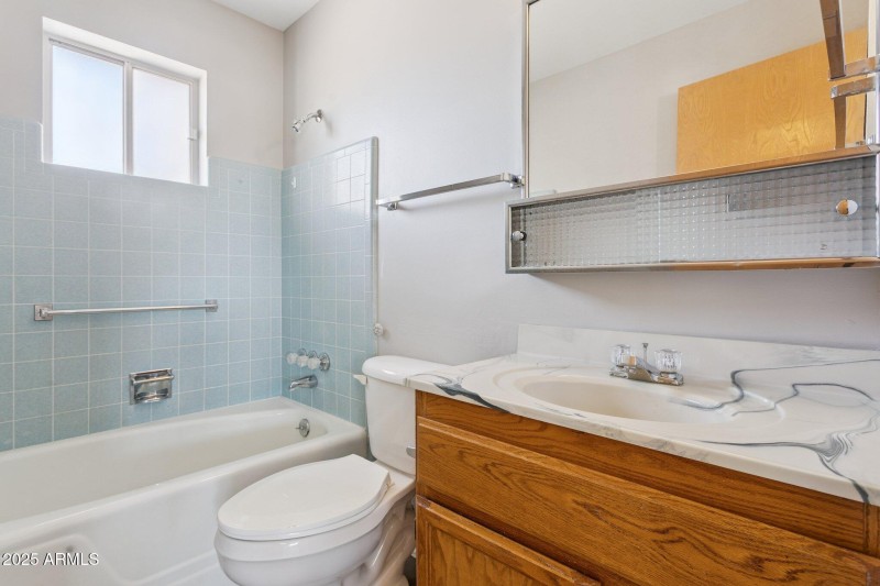 19-web-or-mls-5455-e-baltimore-st