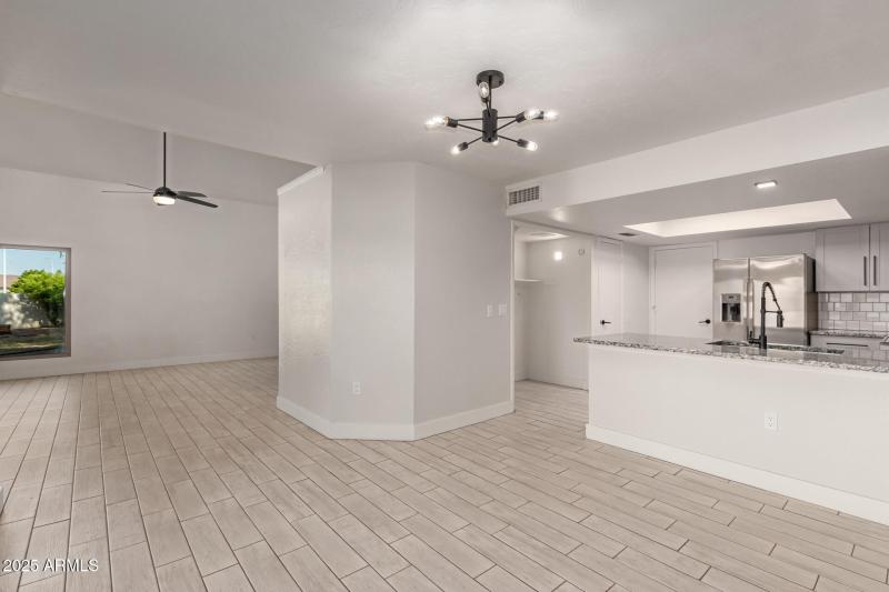 Dining/breakfast bar