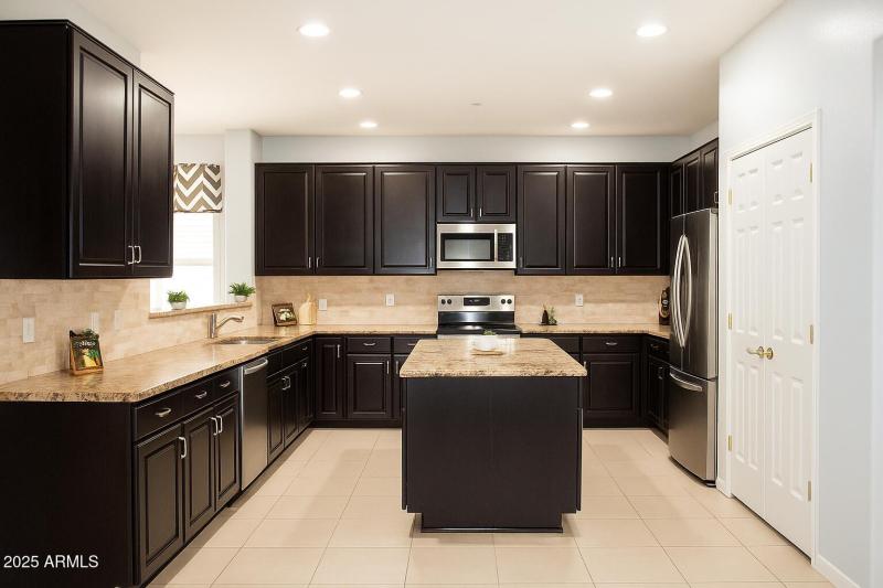 Kitchen w/ Breakfast Bar