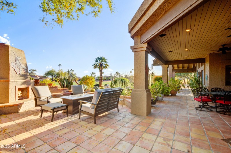 020_Spacious Patio Setting